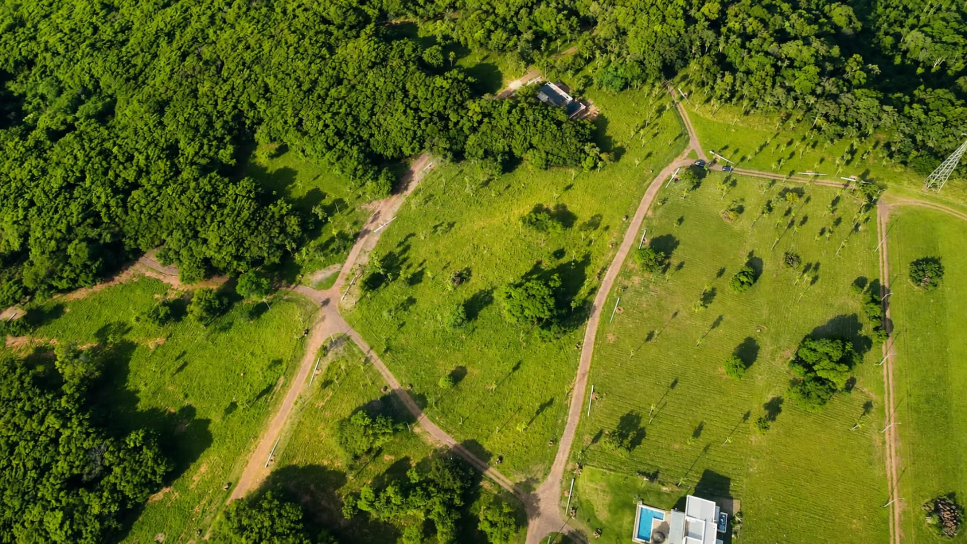 Vista aérea oblicua de Parquealto integrado al bosque nativo, Ypacaraí, Paraguay