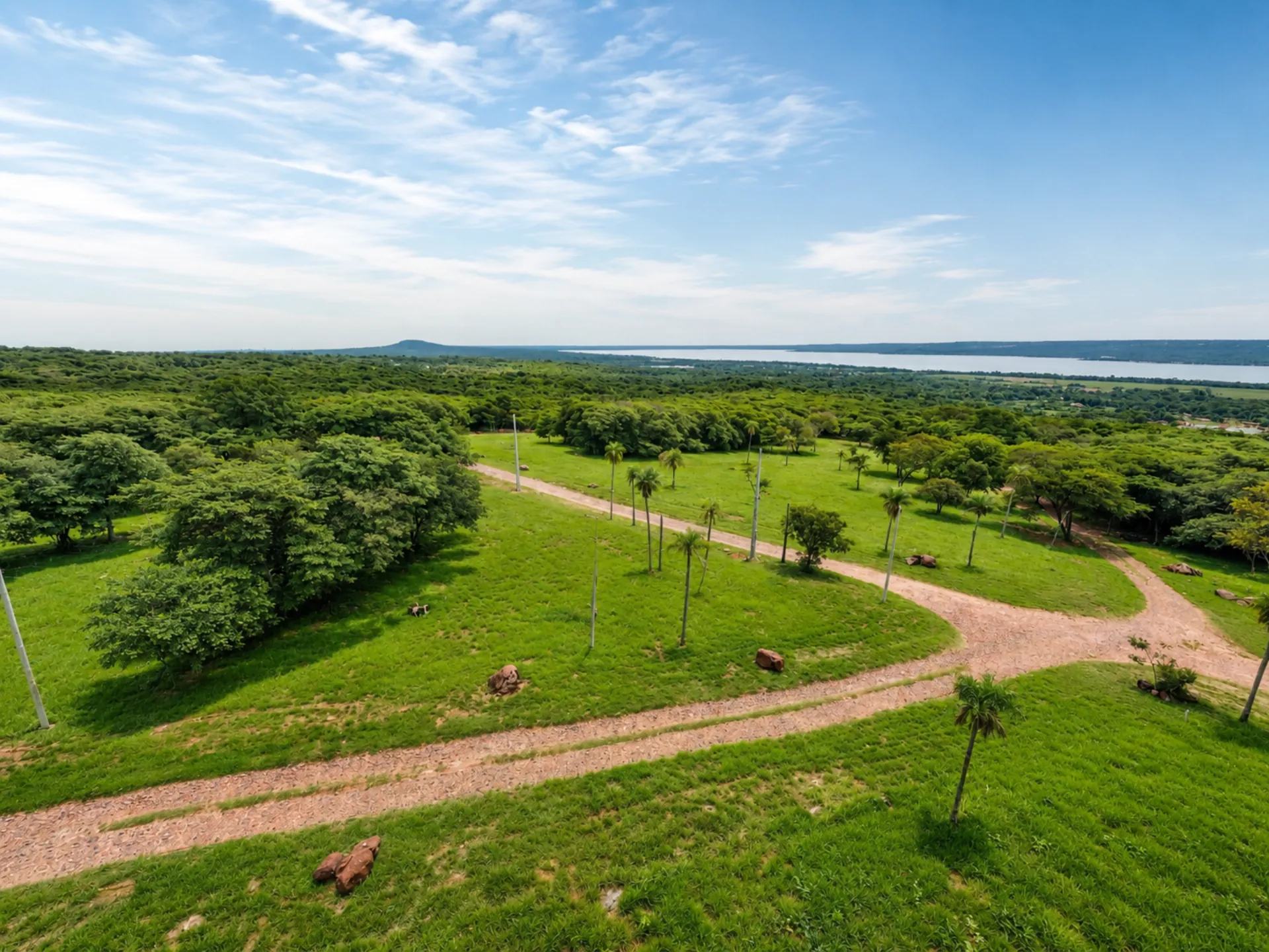 Calles internas empedradas de Parquealto con vista al Lago Ypacaraí