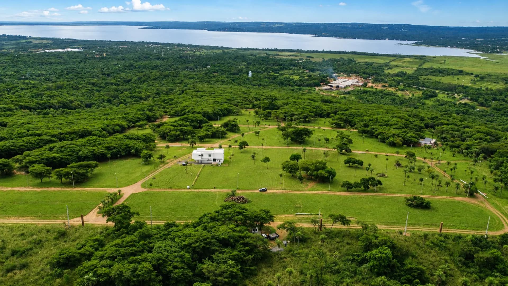 Vista aérea de Parquealto mostrando lotes, bosque y Lago Ypacaraí al fondo