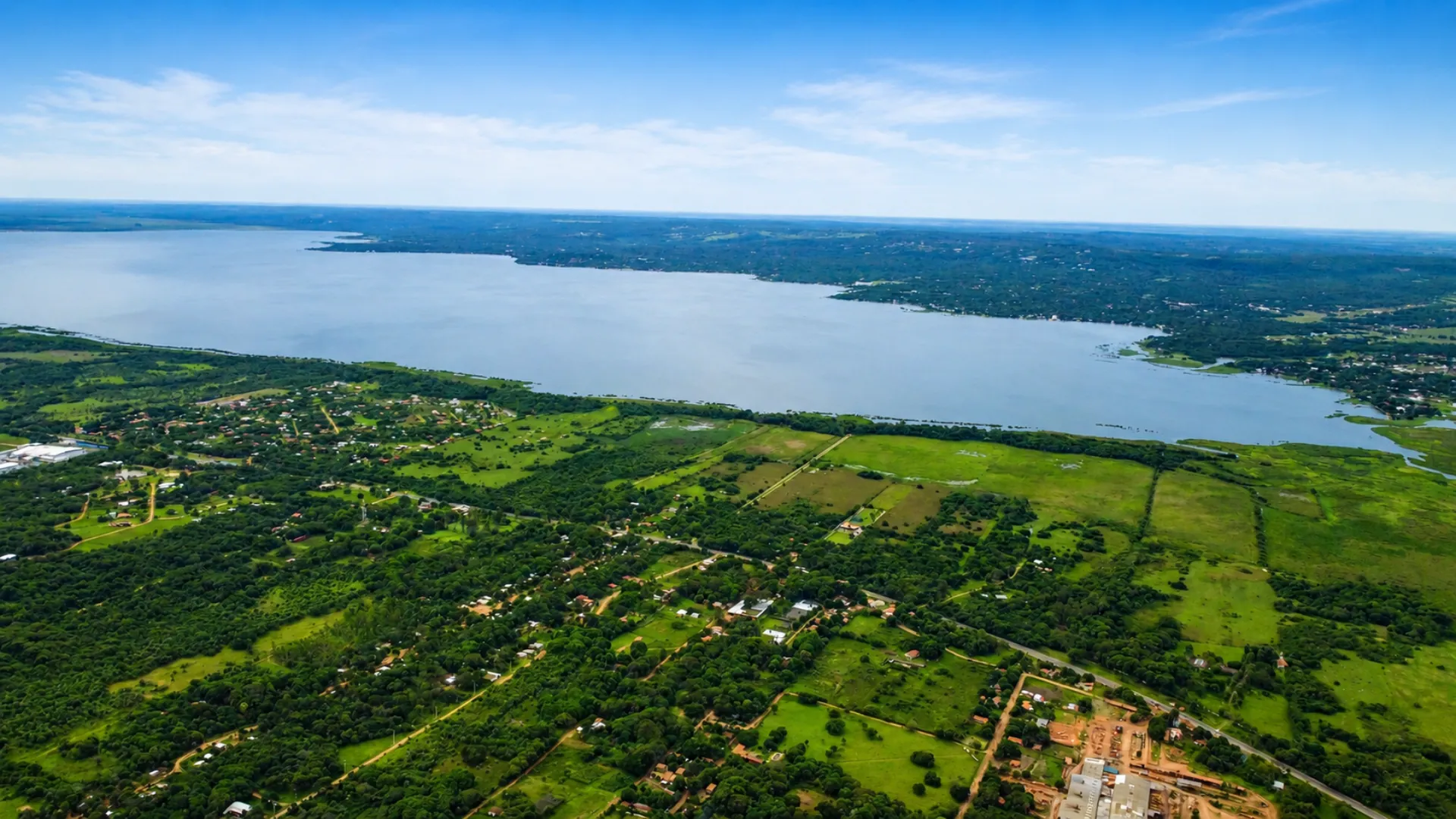 Vista panorámica aérea del Lago Ypacaraí desde Parquealto